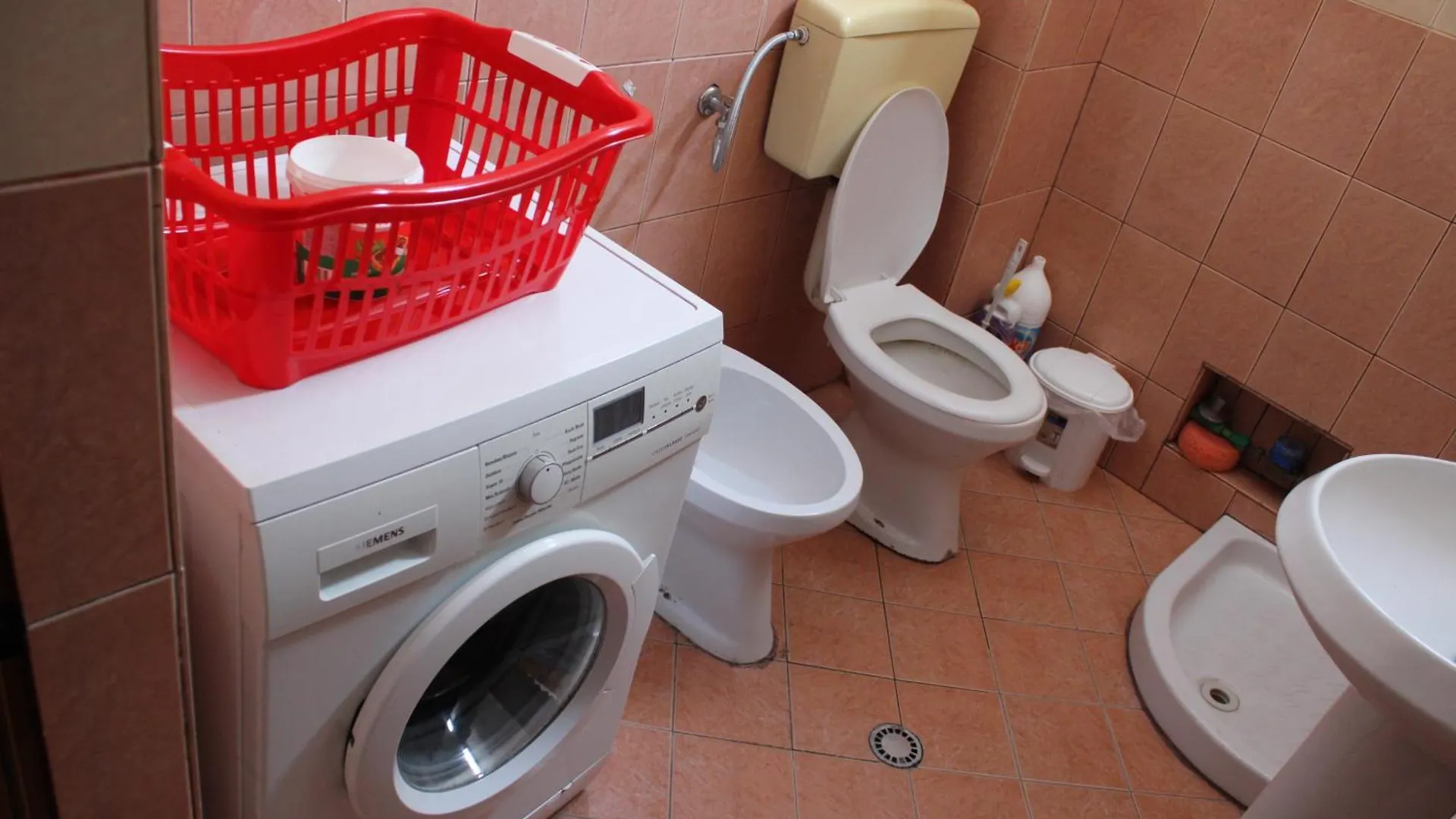 Crew Hostel Tirana 0*,  Albanien