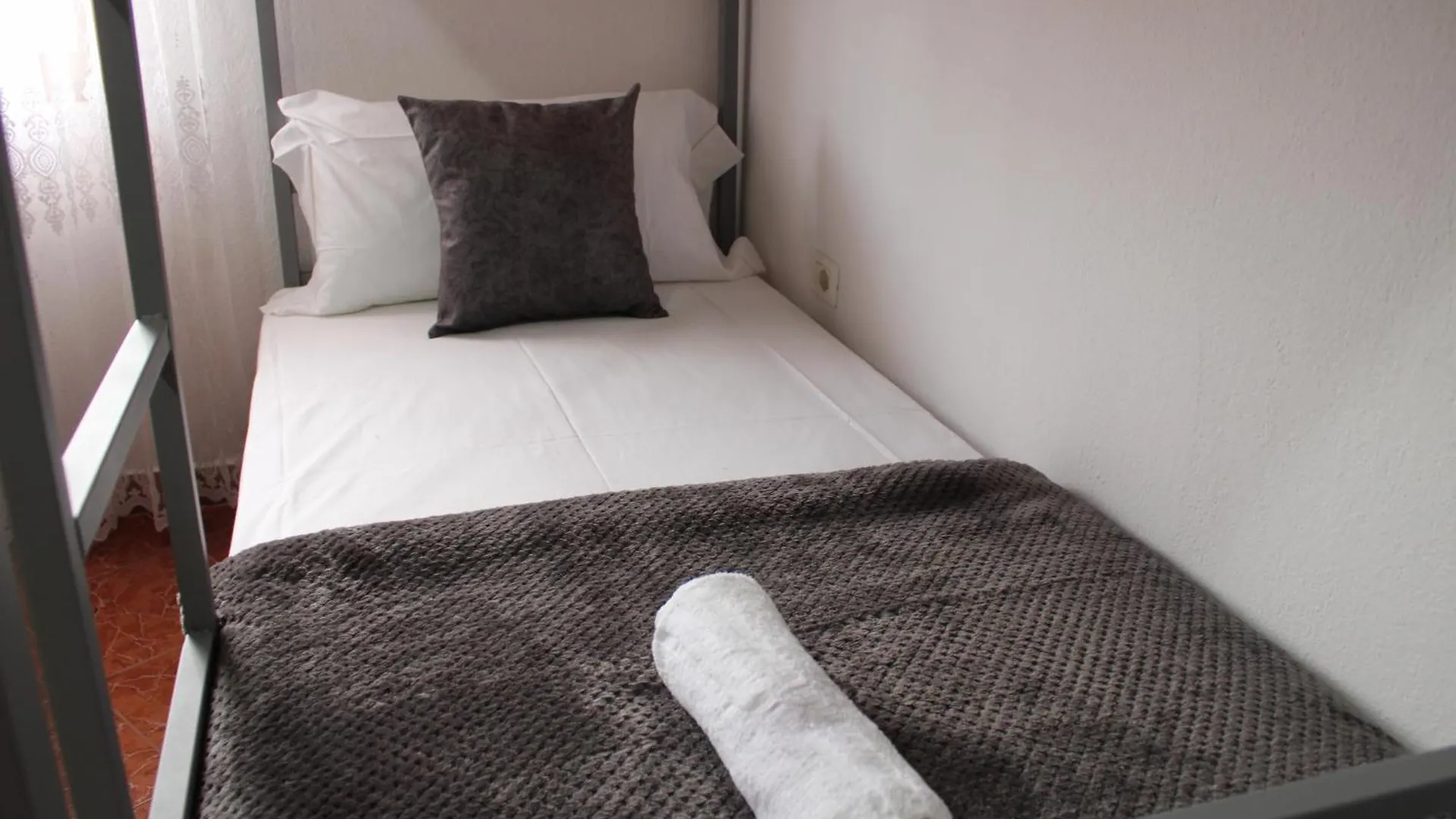 Crew Hostel Tirana 0*,