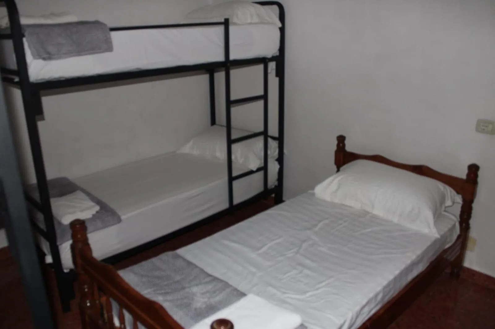 Crew Hostel Tirana 0*,  Albanien